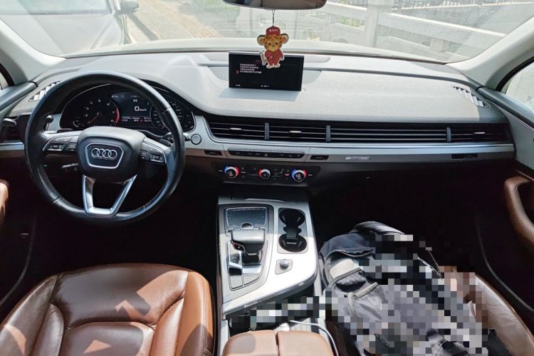 Used Audi Q7 2016 40 TFSI Comfort Model Center Console