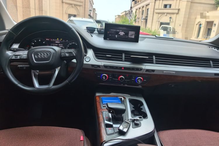 Used Audi Q7 2016 40 TFSI Comfort Model Center Console