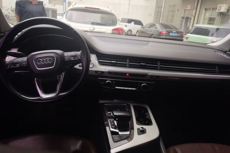 Used Audi Q7 2016 45 TFSI Technology Edition Center Console