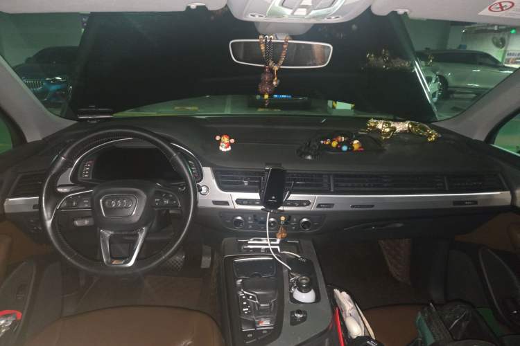 Used Audi Q7 2016 40 TFSI Comfort Model Center Console