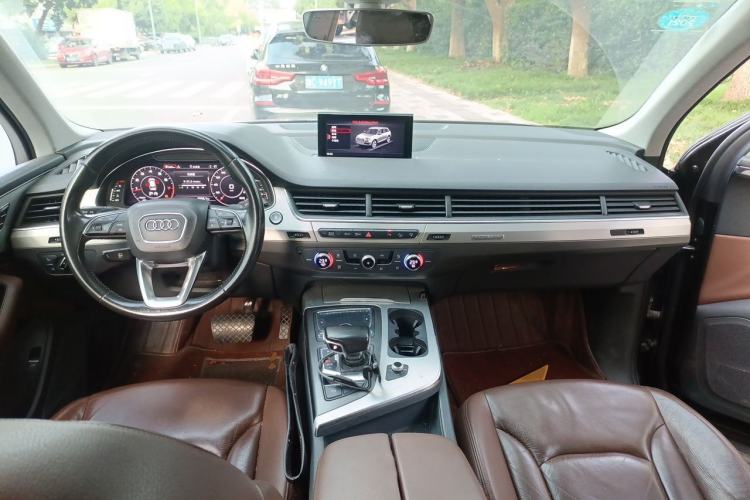 Used Audi Q7 2016 40 TFSI Comfort Model Center Console