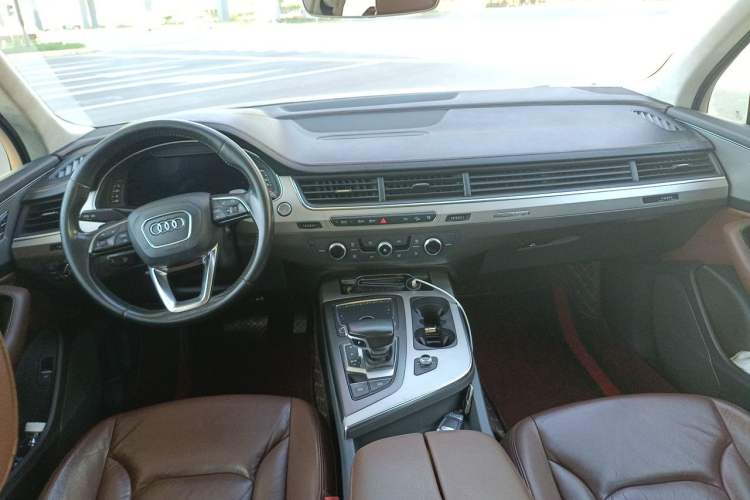 Used Audi Q7 2016 45 TFSI Technology Edition Center Console