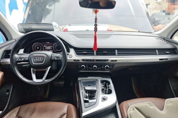 Used Audi Q7 2016 40 TFSI Comfort Model Center Console