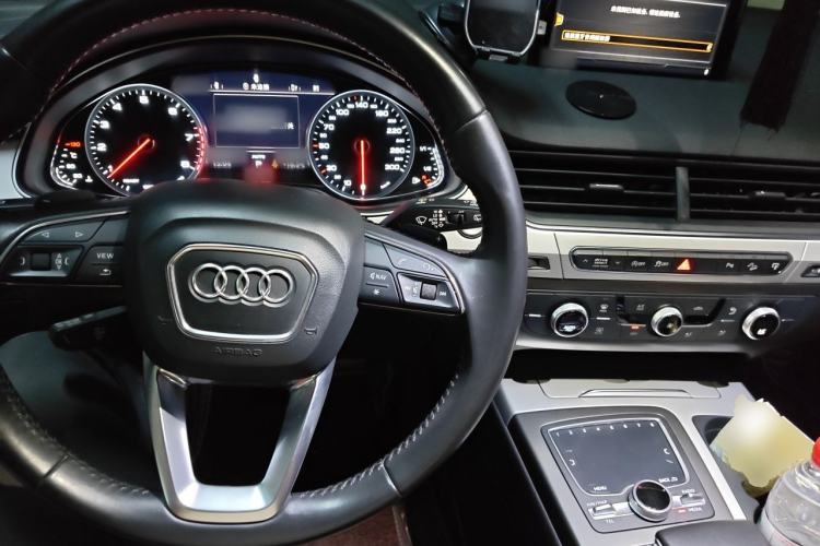 Used Audi Q7 2016 40 TFSI Comfort Model Center Console