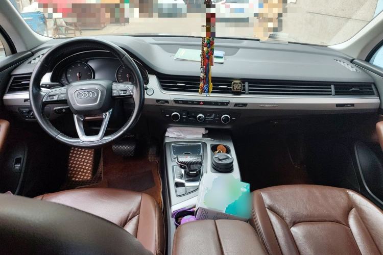 Used Audi Q7 2016 40 TFSI Comfort Model Center Console