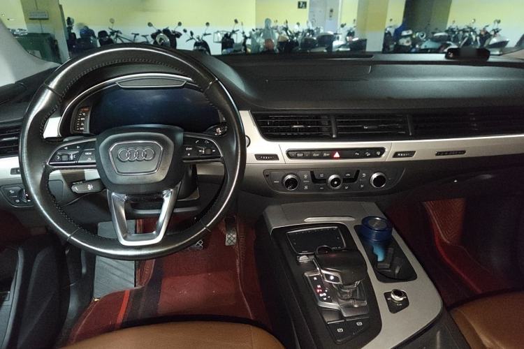 Used Audi Q7 2016 45 TFSI Technology Edition Center Console
