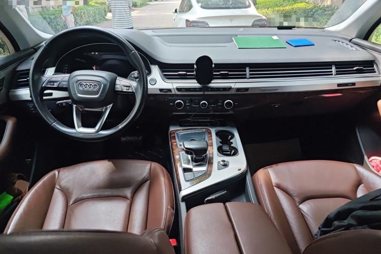 Used Audi Q7 2016 40 TFSI Comfort Model Center Console