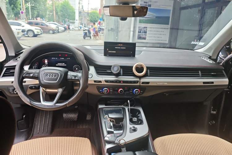 Used Audi Q7 2016 45 TFSI Technology Edition Center Console