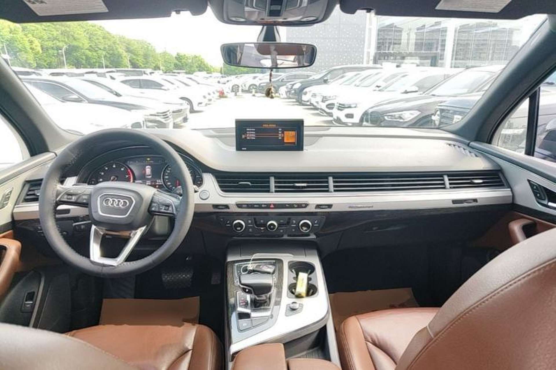 Used Audi Q7 2016 40 TFSI 7 seats Center Console