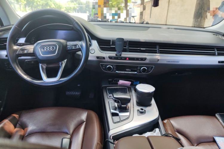 Used Audi Q7 2016 40 TFSI Comfort Model Center Console