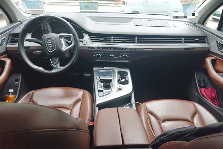 Used Audi Q7 2016 40 TFSI Comfort Model Center Console