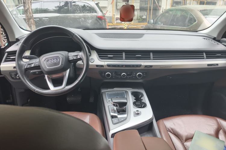 Used Audi Q7 2016 40 TFSI Comfort Model Center Console