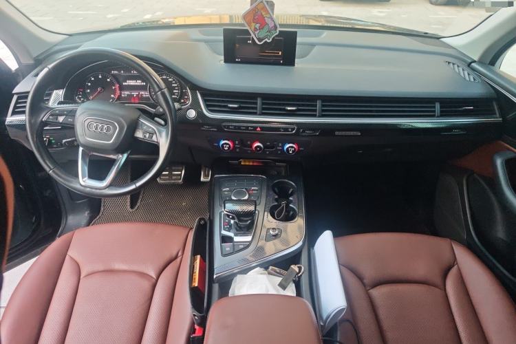 Used Audi Q7 2016 40 TFSI Comfort Model Center Console