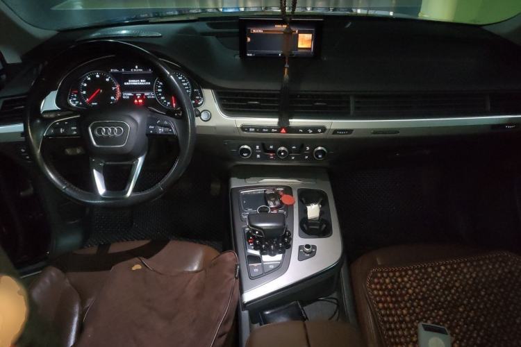 Used Audi Q7 2016 40 TFSI Comfort Model Center Console