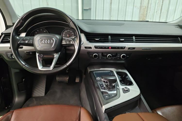 Used Audi Q7 2016 40 TFSI Comfort Model Center Console