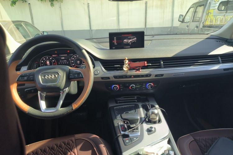 Used Audi Q7 2016 45 TFSI Technology Edition Center Console