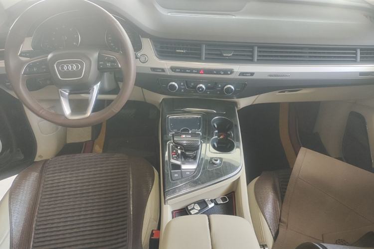 Used Audi Q7 2016 40 TFSI Comfort Model Center Console