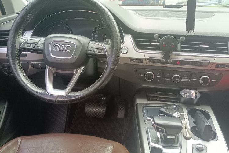 Used Audi Q7 2016 40 TFSI Comfort Model Center Console