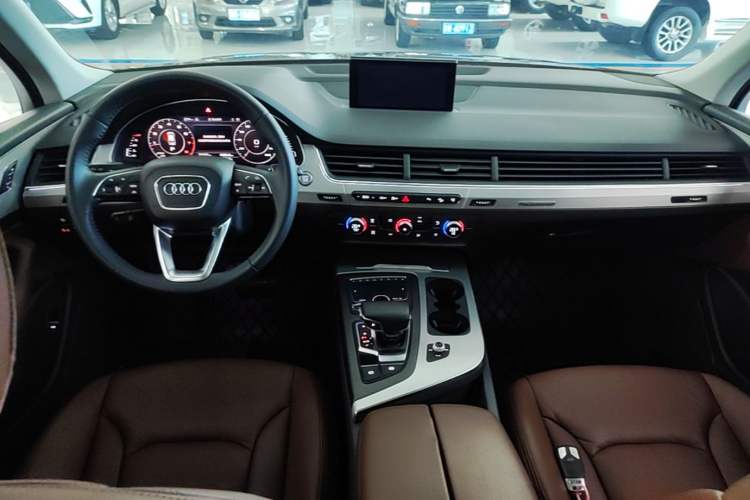 Used Audi Q7 2016 40 TFSI Comfort Model Center Console