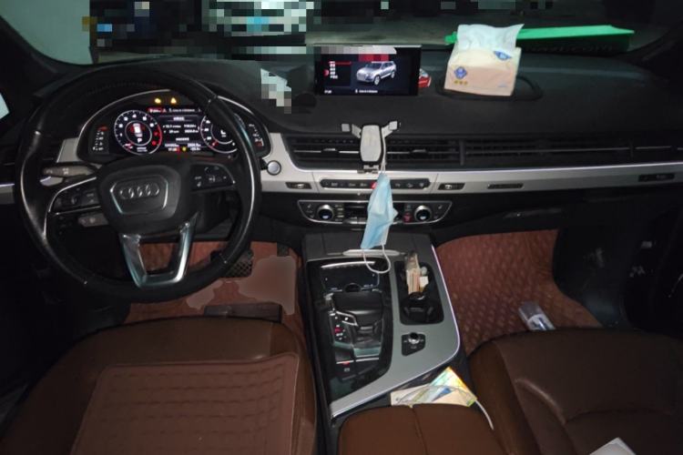 Used Audi Q7  Center Console