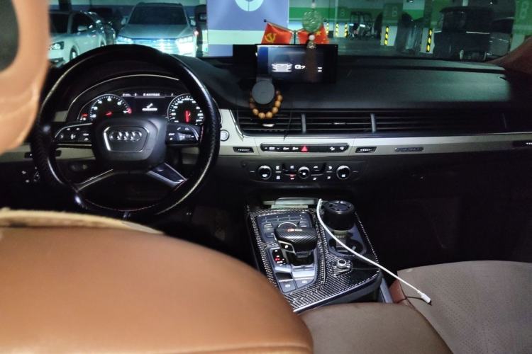 Used Audi Q7 2016 40 TFSI Comfort Model Center Console
