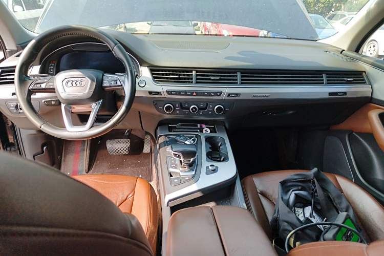 Used Audi Q7 2016 40 TFSI Comfort Model Center Console