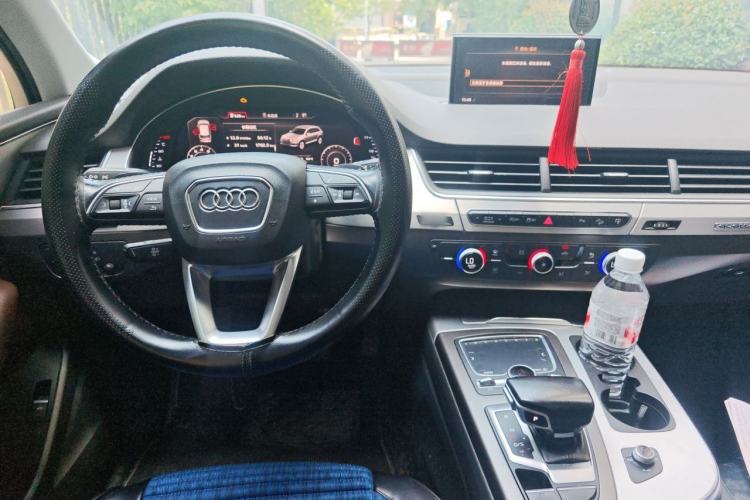 Used Audi Q7 2016 40 TFSI Comfort Model Center Console