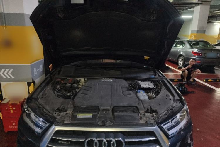 Used Audi Q7  Engine Bay