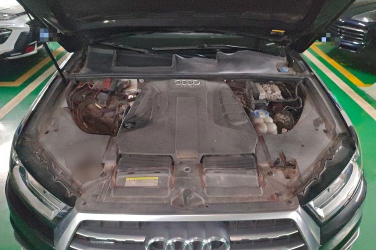 Used Audi Q7  Engine Bay