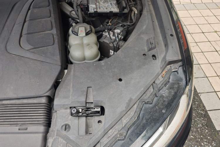 Used Audi Q7 2016 40 TFSI Comfort Model Engine Bay Left