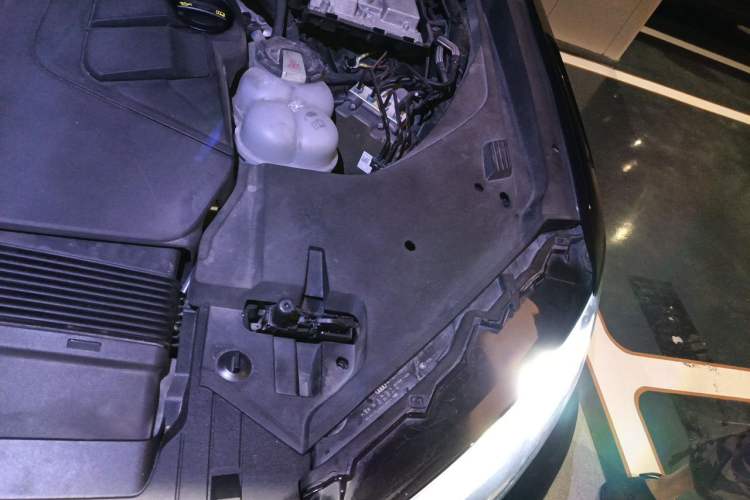 Used Audi Q7 2016 45 TFSI Technology Edition Engine Bay Left