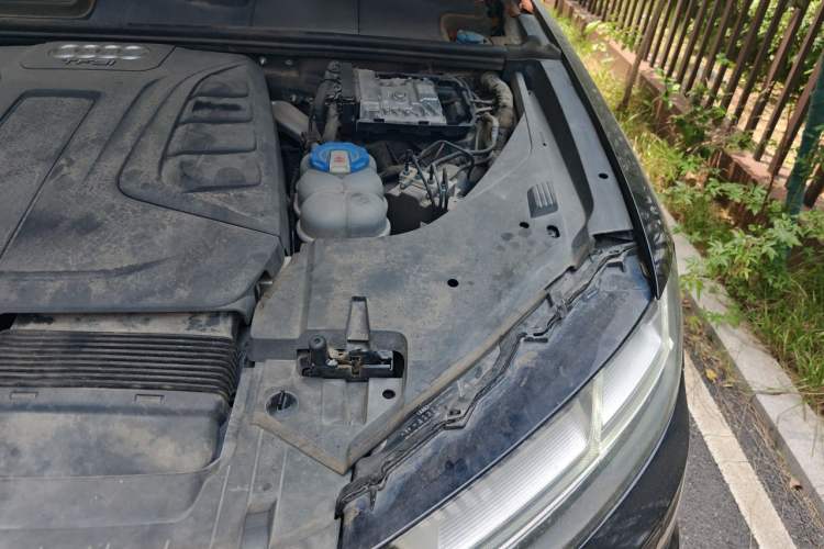 Used Audi Q7 2016 40 TFSI Comfort Model Engine Bay Left