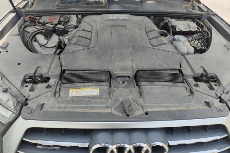 Used Audi Q7  Engine Bay