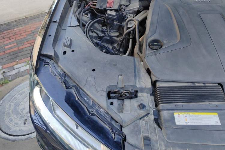 Used Audi Q7 2016 40 TFSI Comfort Model Engine Bay Right