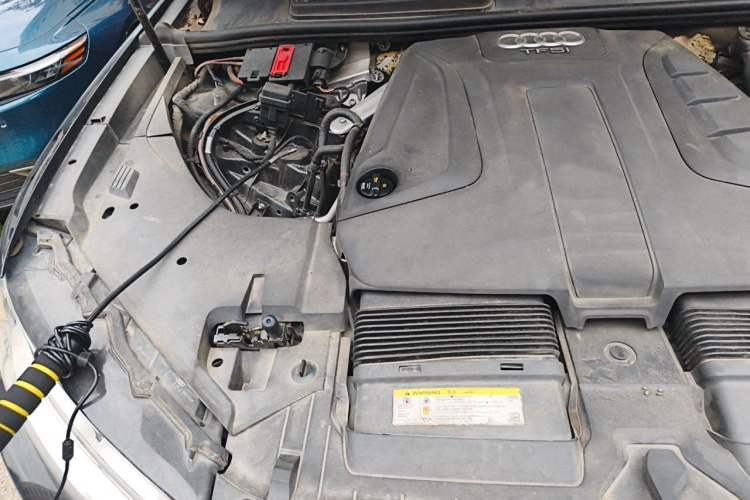Used Audi Q7 2016 40 TFSI Comfort Model Engine Bay Right