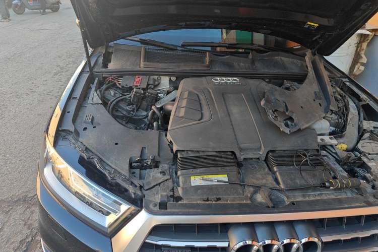 Used Audi Q7 2016 45 TFSI Technology Edition Engine Bay Right