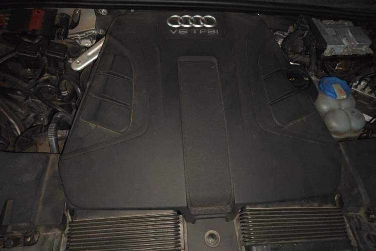 Used Audi Q7  Engine Bay
