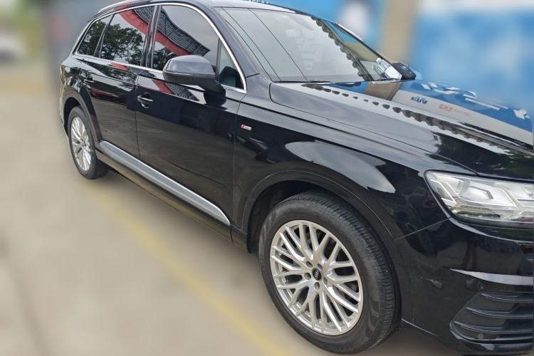 Used Audi Q7 2016 40 TFSI Comfort Model Front Right 45 Deg