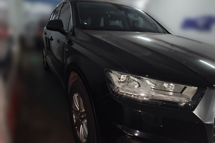 Used Audi Q7 2016 40 TFSI Comfort Model Front Right 45 Deg