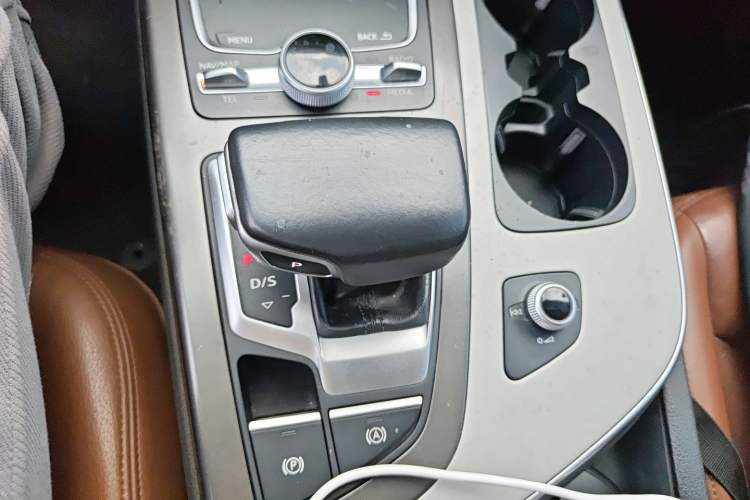 Used Audi Q7 2016 40 TFSI Comfort Model Gear Lever