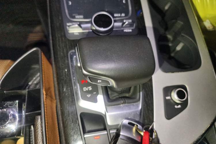Used Audi Q7  Gear Lever