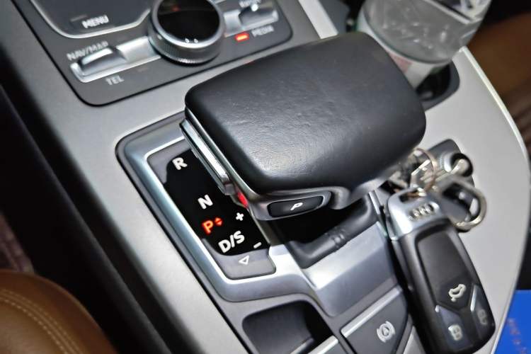 Used Audi Q7 2016 40 TFSI Comfort Model Gear Lever