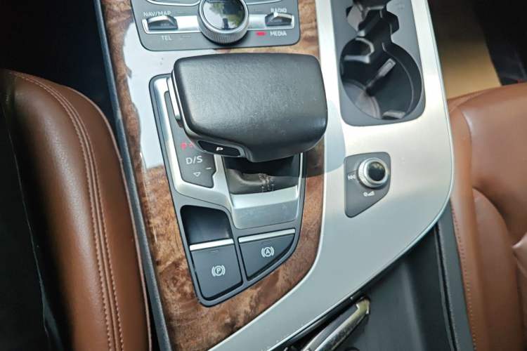 Used Audi Q7 2016 40 TFSI Comfort Model Gear Lever