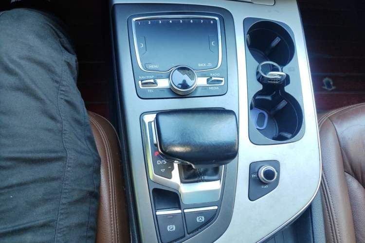 Used Audi Q7 2016 40 TFSI Comfort Model Gear Lever