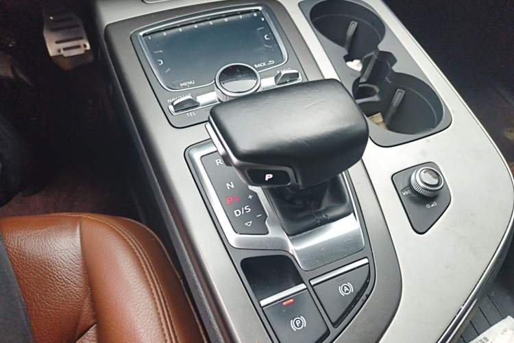 Used Audi Q7 2016 40 TFSI Comfort Model Gear Lever