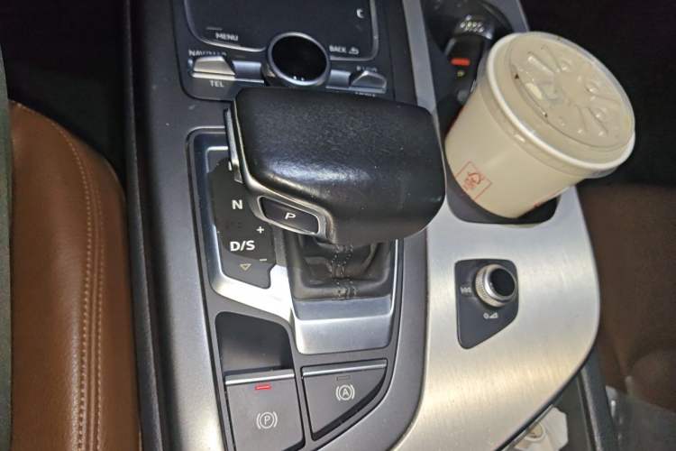 Used Audi Q7  Gear Lever