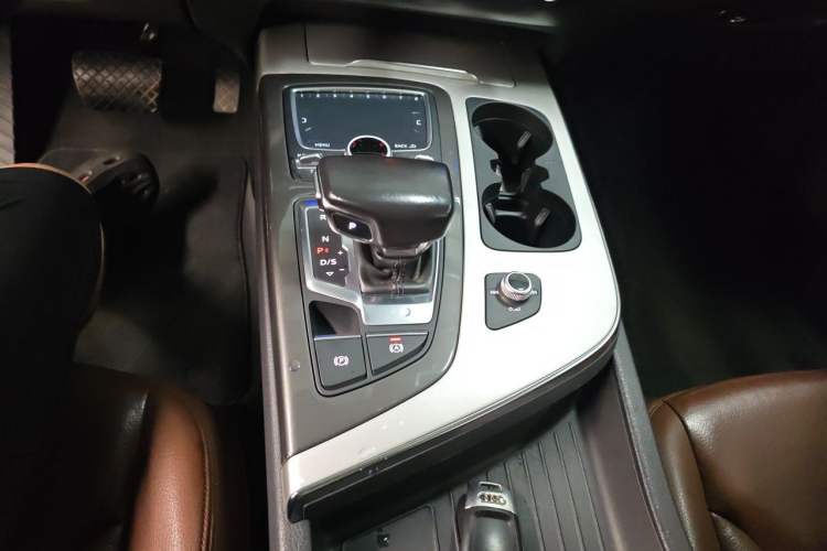 Used Audi Q7 2016 40 TFSI Comfort Model Gear Lever