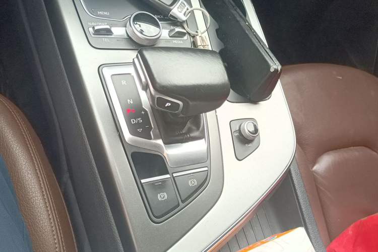 Used Audi Q7 2016 40 TFSI Comfort Model Gear Lever