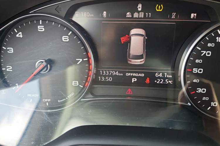 Used Audi Q7 2016 40 TFSI Comfort Model Odometer Close Up