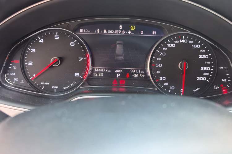 Used Audi Q7 2016 40 TFSI Comfort Model Odometer Close Up